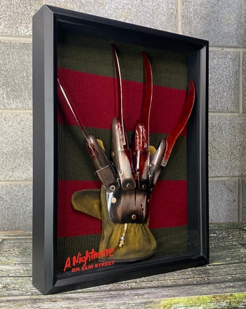 Freddy Krueger Metal Glove & Sweater Shadow Box Horror Movie Prop Memorabilia Collectible A Nightmare On Elm Street Freddy Decor Halloween