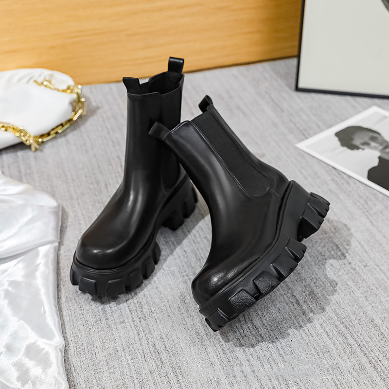 Thick heeled Chelsea boots