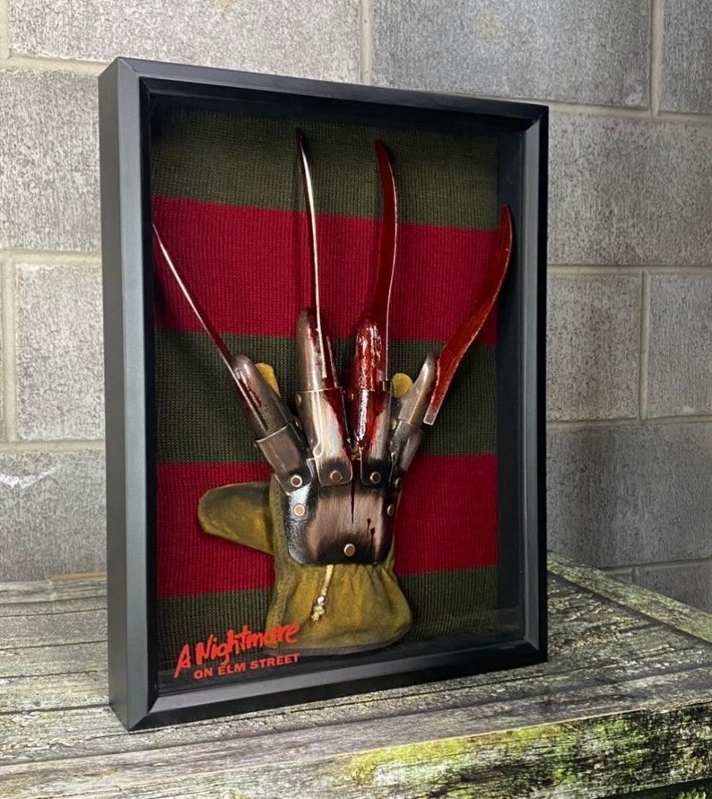 Freddy Krueger Metal Glove & Sweater Shadow Box Horror Movie Prop Memorabilia Collectible A Nightmare On Elm Street Freddy Decor Halloween